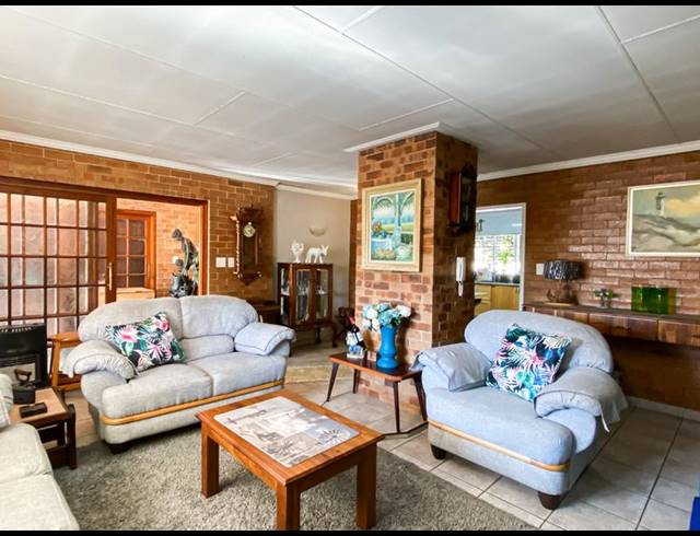 7 BEDROOM HOUSE FOR SALE IN KEMPTON PARK EXT 04